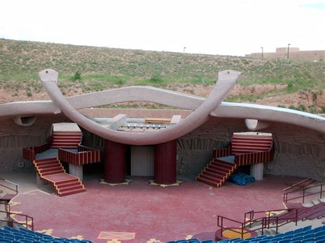 Foto panoramica del Soleri Amphitheater a Santa Fe, con la sua caratteristica struttura in cemento