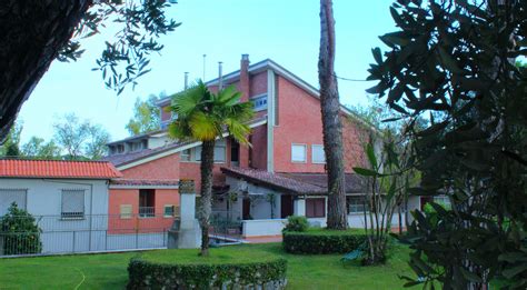 Vista esterna della villa della Casa di Riposo Cassia Residence immersa nel verde