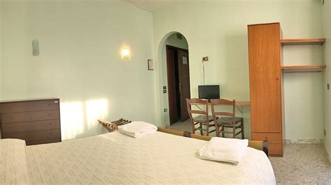 Interno di una camera della Casa Nostra Signora con arredi semplici e funzionali