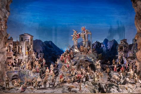 Presepe napoletano tradizionale con scene di vita quotidiana
