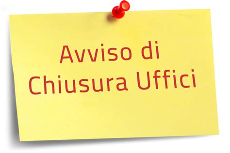 Foto di Don Antonio Curti mentre affigge un avviso di chiusura della chiesa