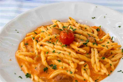 Trofie al sugo di baccalà pronte per essere servite