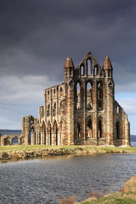 Immagine degli storici 199 scalini di Whitby che salgono verso l'Abbazia