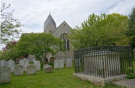 Veduta della Chiesa di St. Mary e del suo cimitero con lapidi antiche che si affacciano sul Mare del Nord