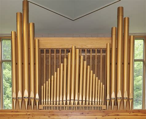 Foto di un organo a canne in una chiesa