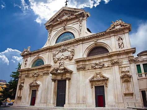 Veduta esterna della Cattedrale di Nostra Signora Assunta a Savona, con dettagli architettonici