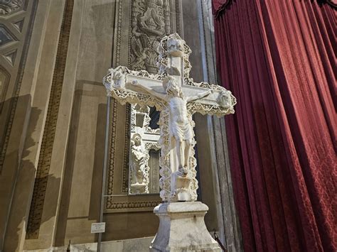 Dettaglio della croce marmorea bifronte e del battistero nella Cattedrale di Savona