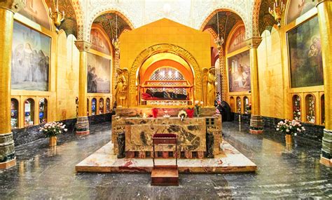 Interno del santuario di Cascia con la teca di Santa Rita