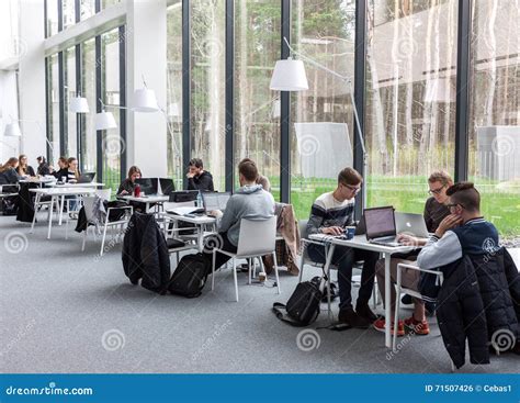 Foto di seminaristi che studiano in biblioteca