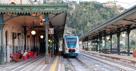 Interno della stazione ferroviaria di Lourdes
