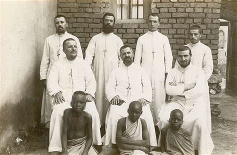 Ritratto di gruppo di missionari della Consolata con abiti tradizionali e strumenti di scrittura