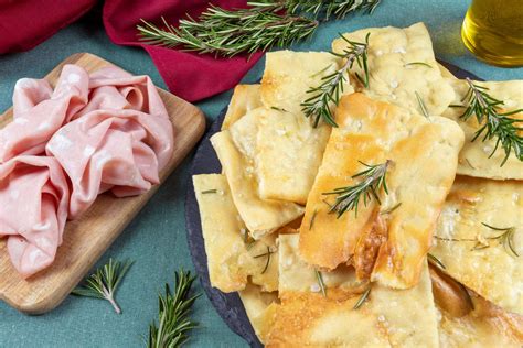 Infografica sugli ingredienti chiave della pizza Scrocchiarella (farina, lievito madre, olio, sale)