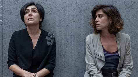 Candela Peña nei panni di Rosario Porto e Tristán Ulloa nei panni di Alfonso Basterra in una scena di 