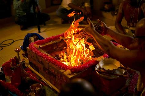 Immagine che evoca la purificazione attraverso il fuoco, con allusioni a simboli biblici.