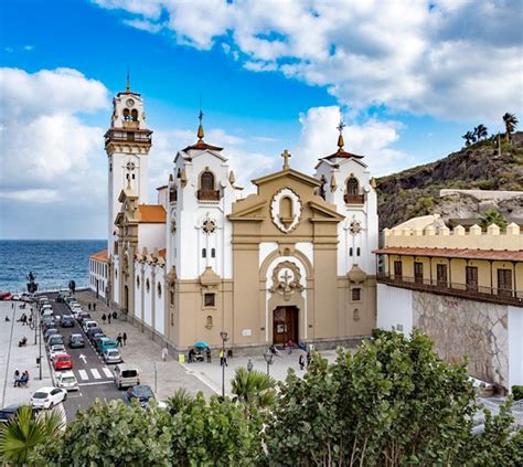 Veduta aerea della Basilica di Candelaria con l'oceano sullo sfondo