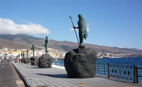 Statue dei Menceyes Guanches lungo la piazza di Candelaria