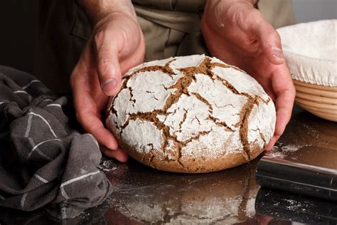 persona che spezza il pane e lo condivide con altri, in un contesto di preghiera