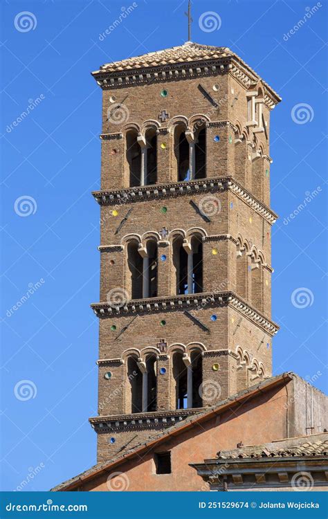 Foto del campanile romanico dell'abbazia