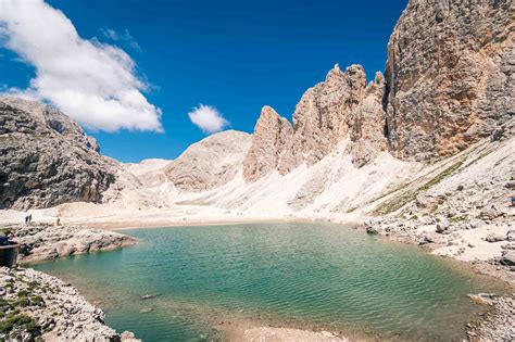 Vista panoramica del lago e delle Dolomiti dal punto di osservazione del Santuario del Monte Calvario