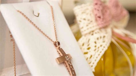 Foto di diversi gioielli Le Bebé adatti come regalo di battesimo, tra cui bracciali con stelline e placchette
