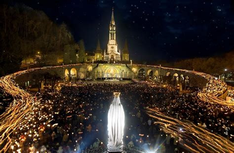 Processione aux flambeaux a Lourdes