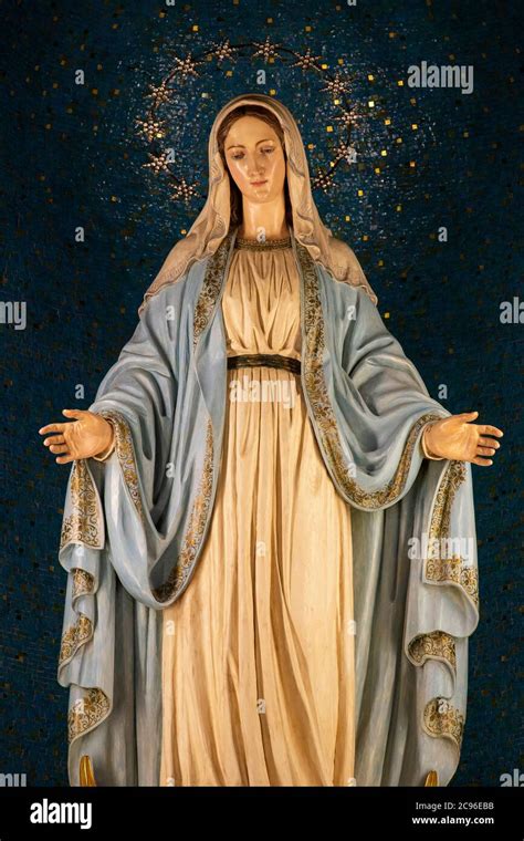 Statua della Vergine Immacolata esposta in chiesa