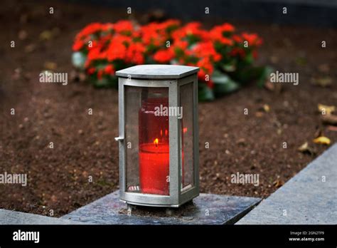 Simbolo di candela e fiori su tomba