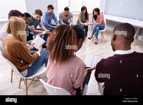 persone che leggono la Bibbia o meditano in un contesto di preghiera