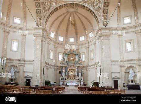 Interno della Chiesa di Santa Maria della Consolazione con l'altare e la cascata di luce