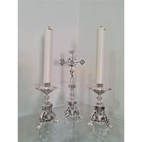 Esempio di altare liturgico con croce e candelabri disposti correttamente
