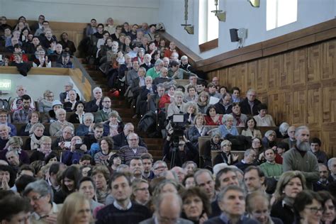 Altar-mensa moderno rivolto verso l'assemblea
