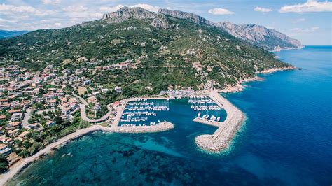 Mappa del porto turistico di Santa Maria Navarrese con indicazione dei punti di imbarco e delle aree di parcheggio.