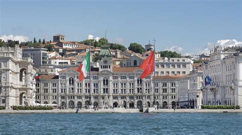 Veduta panoramica di Trieste, città di frontiera e incontro di popoli, sede della Settimana Sociale