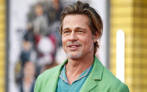 Foto di attori in costume che interpretano personaggi di un giallo