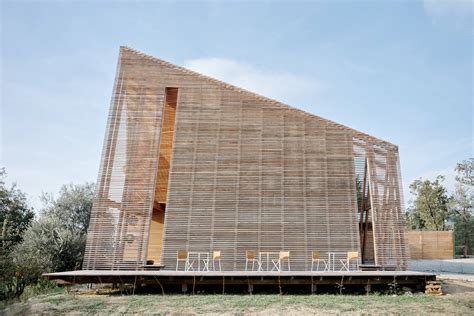 Render o foto di una moderna chiesa in legno con architettura sostenibile