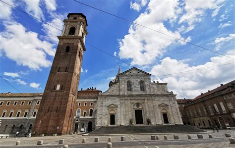 Foto della torre campanaria dell'Abbazia Rossa di Cork con la caratteristica arenaria rossa