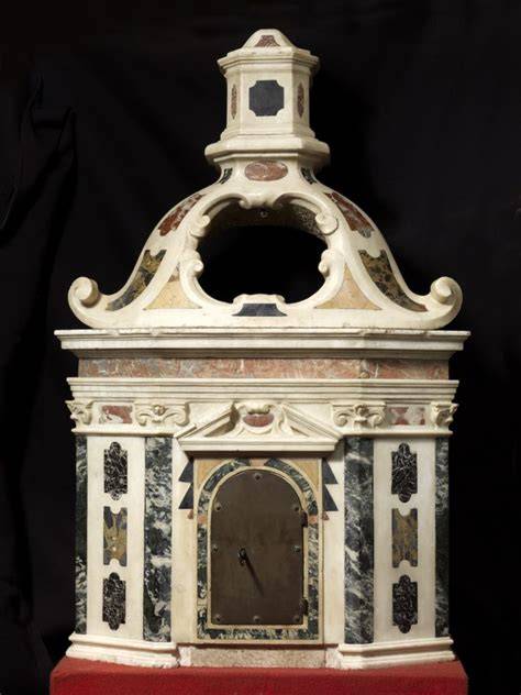 Illustrazione storica o foto di un antico tabernacolo monumentale sull'altare