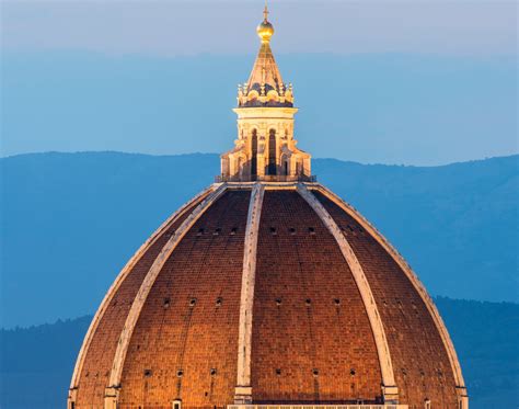 Foto ravvicinata dell'architettura esterna della cattedrale o della sua imponente cupola