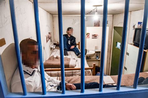Foto di un carcere sovraffollato o di detenuti che manifestano pacificamente all'interno