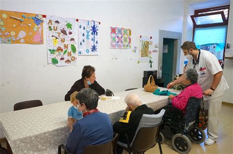 Immagine del Centro diurno polivalente Casa Pico a Surbo, con persone e volontari