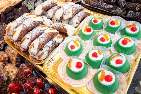 Vetrina di pasticcini siciliani con evidenza di cannoli e cassate