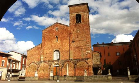 Foto della facciata della Basilica di San Vicinio con i mattoni di colore diverso