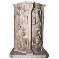 Foto dell'ambone del XII secolo nella Basilica di San Vicinio