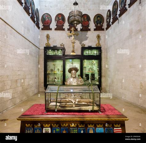 Foto dell'altare e delle reliquie di San Vicinio nella cappella
