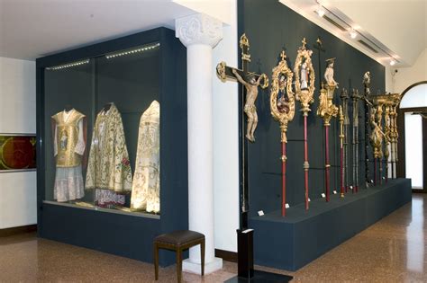Foto di un oggetto liturgico esposto nel Museo Diocesano di Sarsina