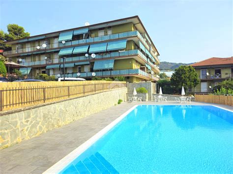Foto panoramica dell'Hotel Anthurium a Santo Stefano al Mare con vista su montagna e mare
