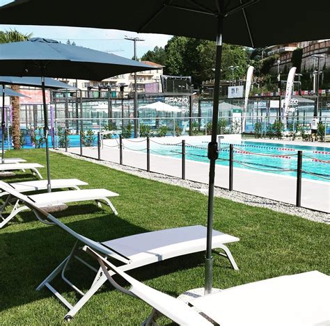 Foto della piscina all'aperto dell'Hotel Anthurium con lettini e area relax