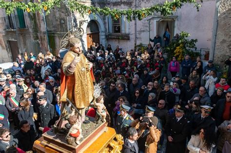 foto della processione votiva con fedeli e autorità religiose