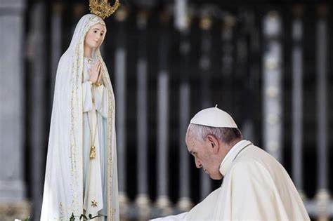 Papa Francesco in preghiera al Santuario di Fatima