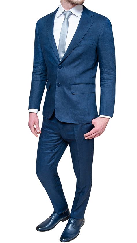 Illustrazione di un completo uomo blu scuro elegante
